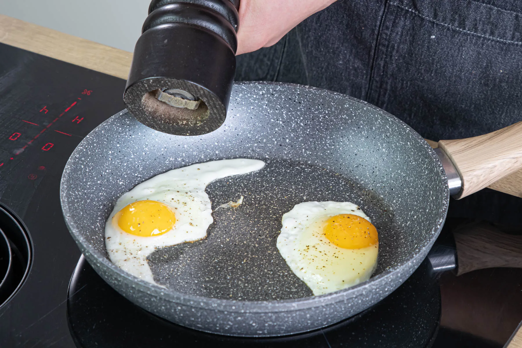 Frisch gebratene Spiegeleier als Beilage zum Labskaus
