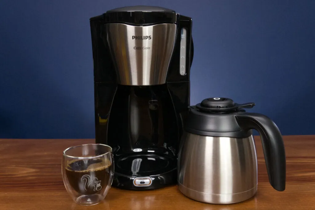 Frisch gebrühter Filterkaffee aus einer herkömmlichen Kaffeemaschine, im Vergleich zu Akku-Modellen.