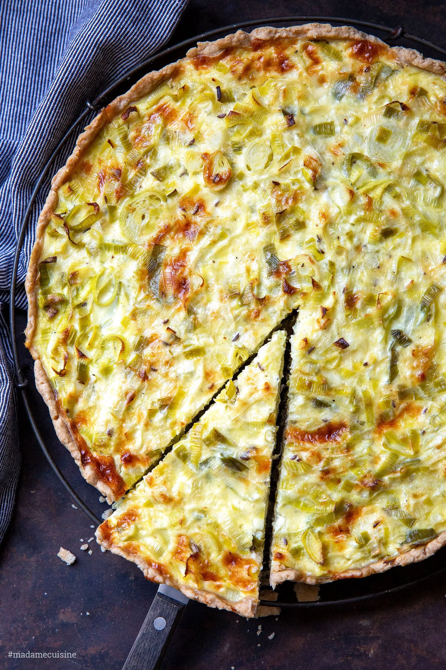 Frisch gekneteter Mürbeteig, bereit zum Ausrollen, auf einer bemehlten Arbeitsfläche