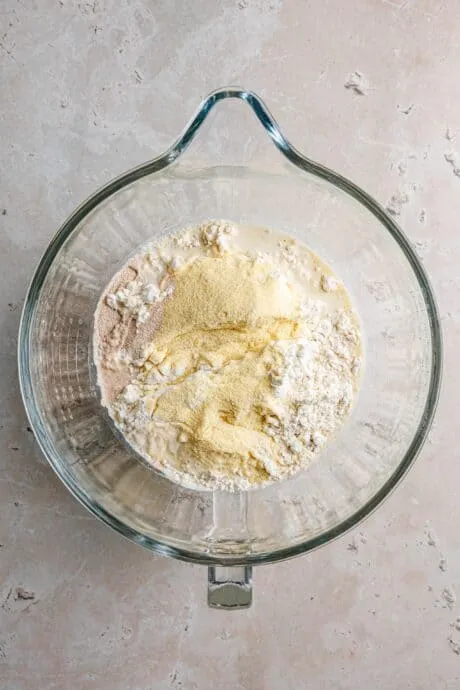 Frisch gekneteter veganer Hefeteig geht an einem warmen Ort