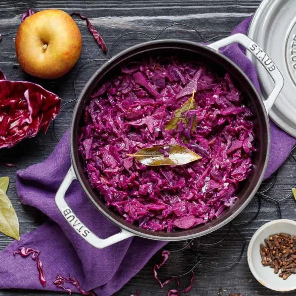 Frisch gekochter Rotkohl in einem großen Topf, bereit zum Servieren