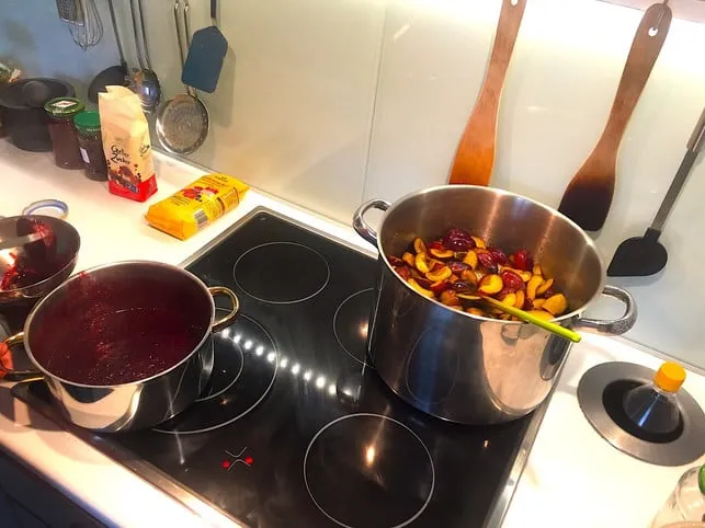 Frisch geschnittene Pflaumenstücke in einer Schüssel, bereit für die Marmeladenherstellung