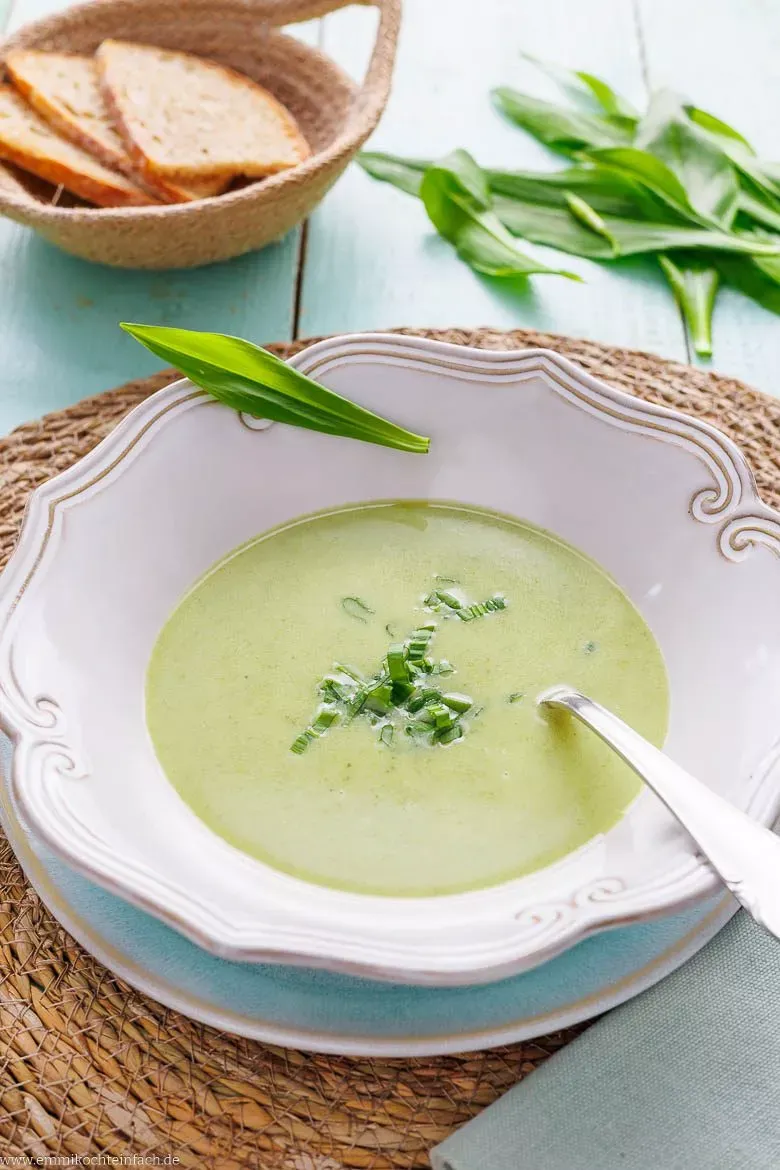 Frisch zubereitete Bärlauchsuppe, perfekt garniert in einer weißen Schale