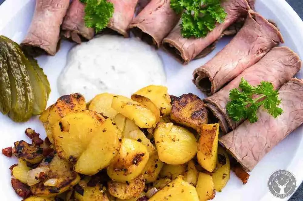 Frisch zubereitete Hamburger Remoulade in einer eleganten Schale