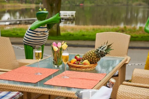 Frisch zubereiteter Fisch mit Seeblick in einem deutschen Restaurant am Wasser