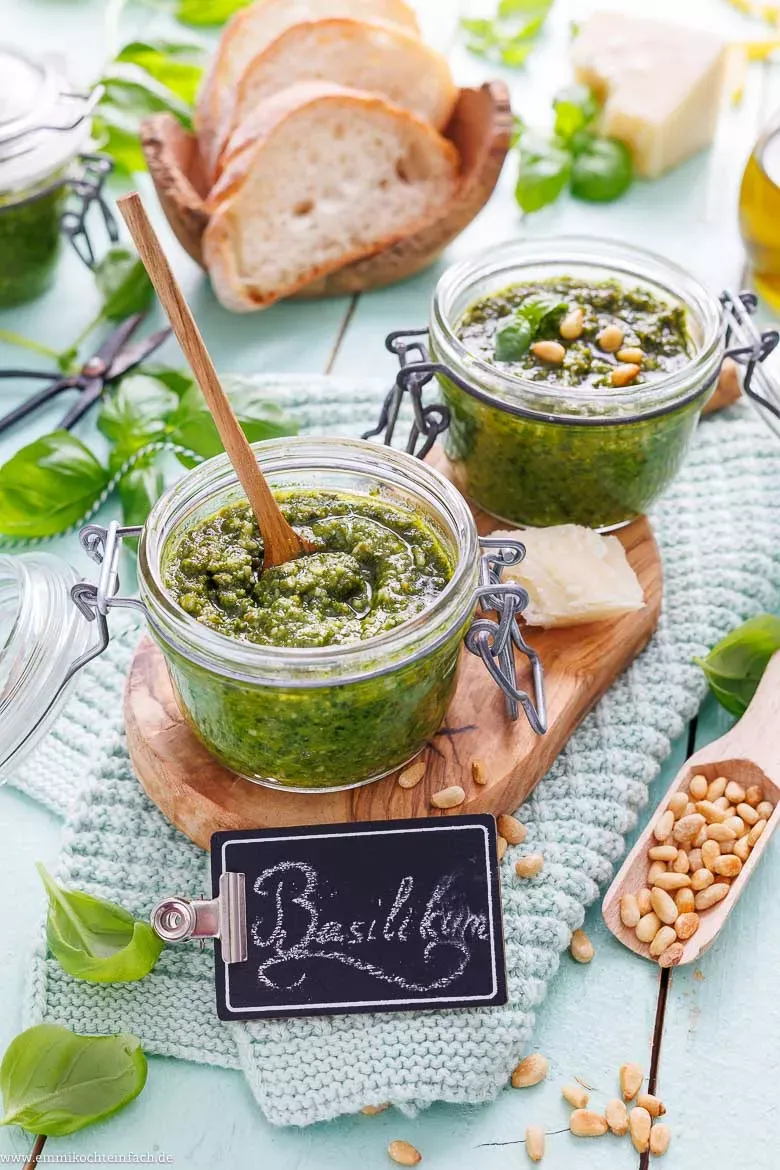 Frisch zubereitetes Basilikumpesto in sterilisierten Gläsern