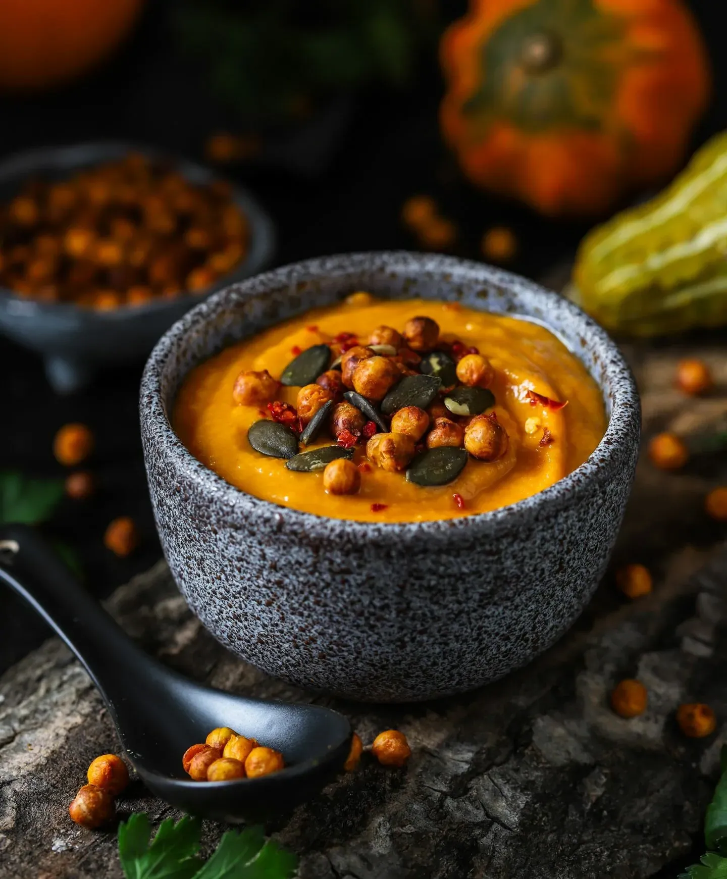 Frisch zubereitetes, cremiges Kürbispüree in einer Schüssel, bereit zum Servieren