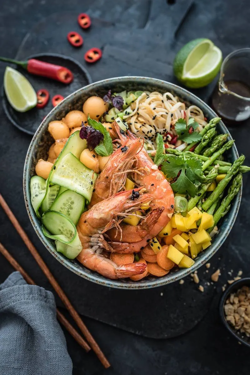 Frische Asia Reisnudel-Bowl mit Garnelen, Mango und knackigem Gemüse