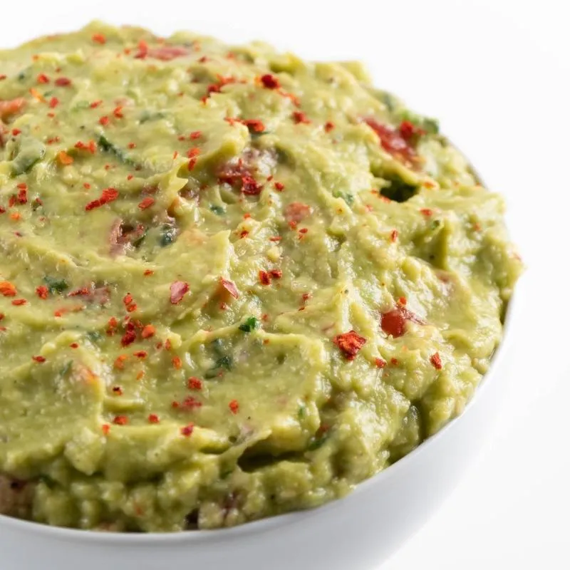Frische Keto Guacamole mit Tomate, perfekt als Dip oder Beilage