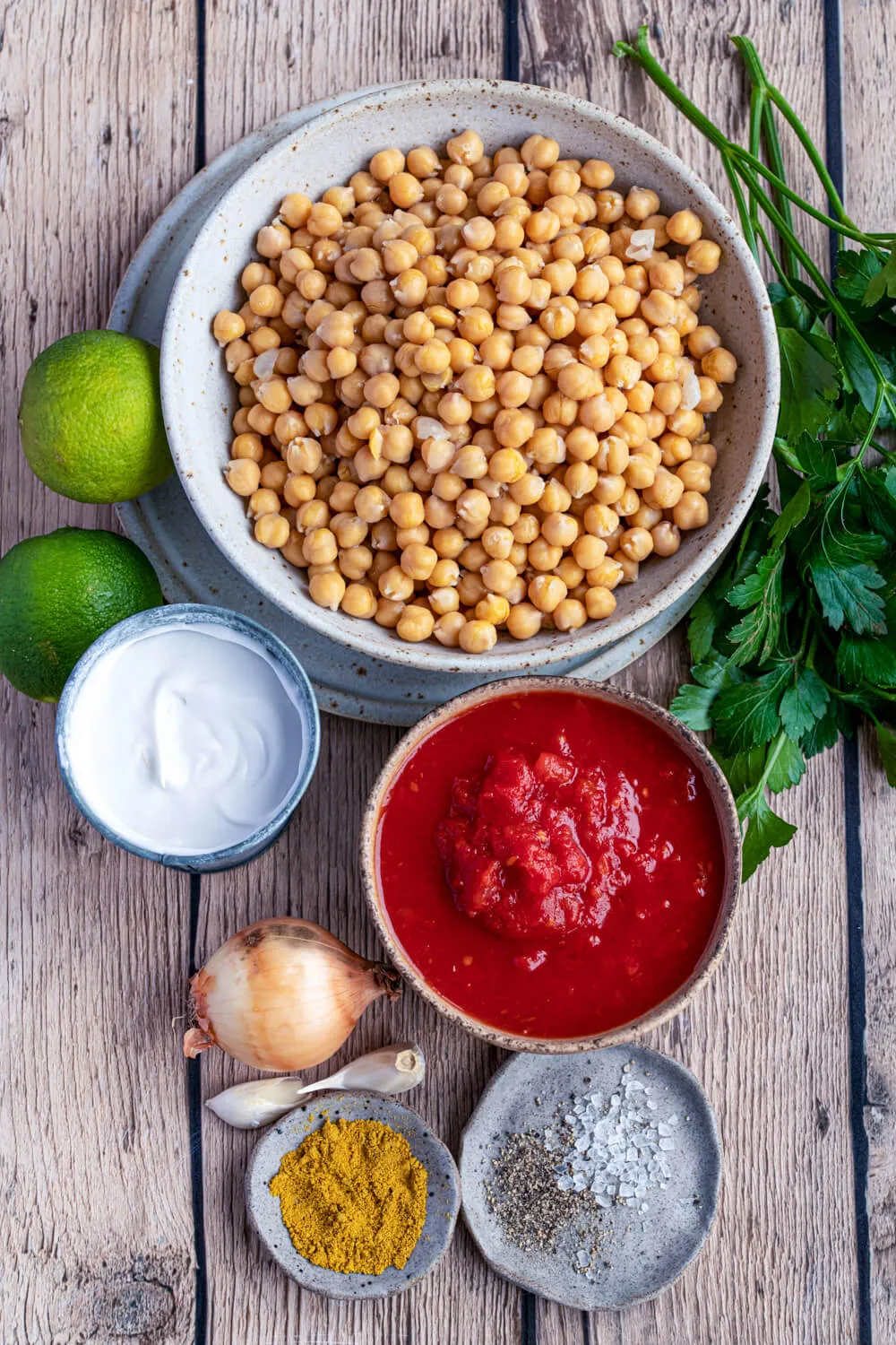 Frische Kichererbsen, gehackte Tomaten und cremige Kokosmilch, bereit für die Zubereitung