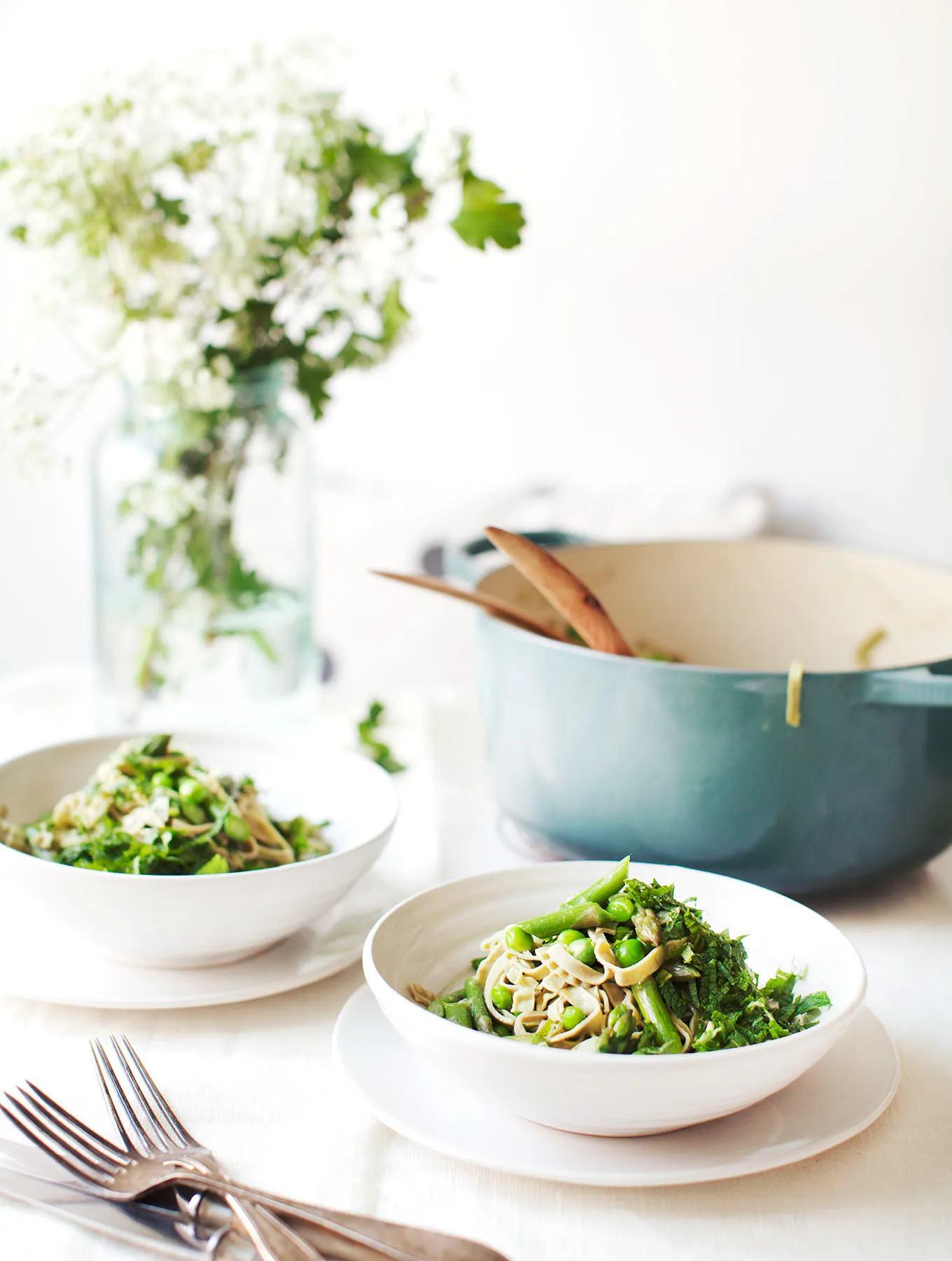 Frische One Pot Pasta mit Spargel und Erbsen, appetitlich angerichtet