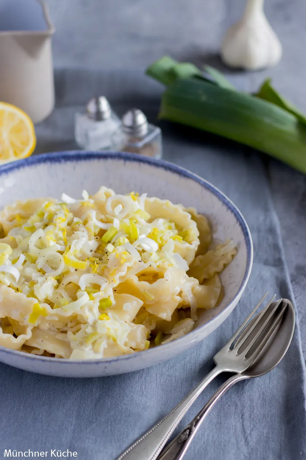 Frische Pasta mit Lauch und Zitrone
