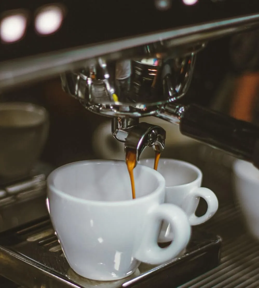 Frischer Espresso mit perfekter Crema läuft aus einer Lelit Siebträgermaschine