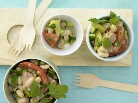 Frischer italienischer Bohnen-Thunfisch-Salat mit knackigem Sellerie und reifen Tomaten, reich an Eiweiß
