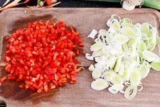Frisches Gemüse, Paprika und Lauch, wird für die Hackpfanne vorbereitet