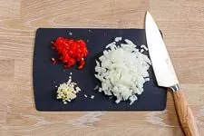 Frisches Gemüse wird sorgfältig für die Reispfanne geschnitten und vorbereitet