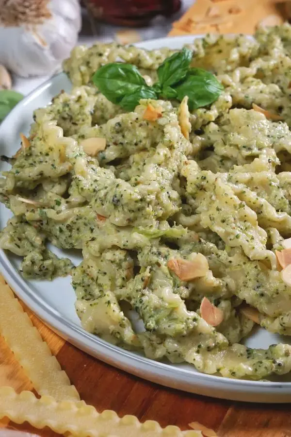 Frisches grünes Brokkoli-Pesto in einem Glas mit Basilikum und Parmesankäse