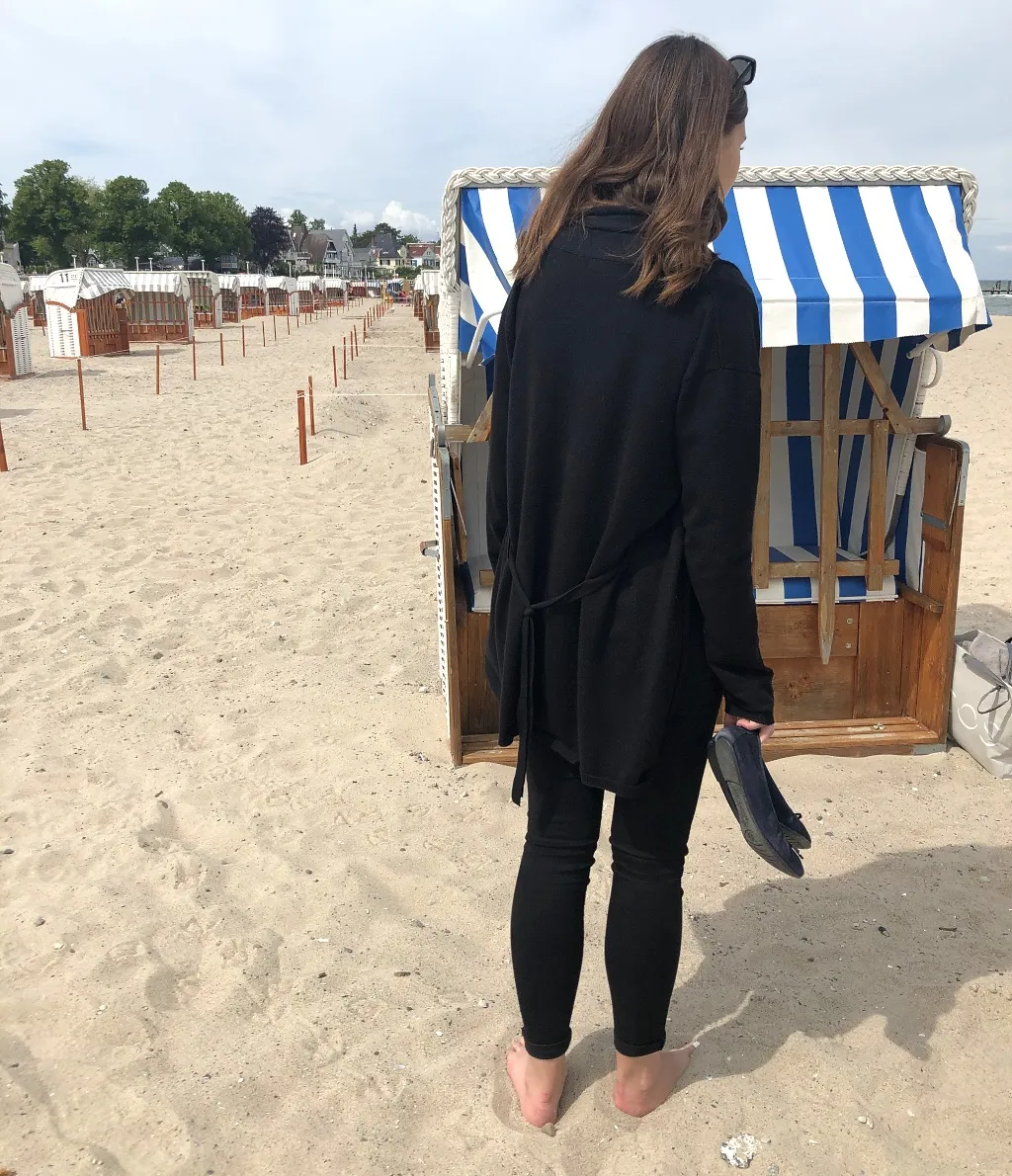 Fröhliche Familie in einem traditionellen Strandkorb am Travemünder Strand