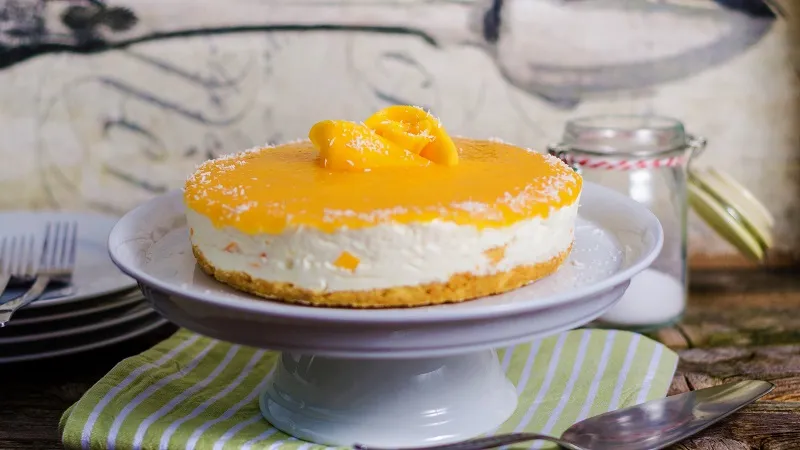 Ganze Solero Torte auf einer Servierplatte