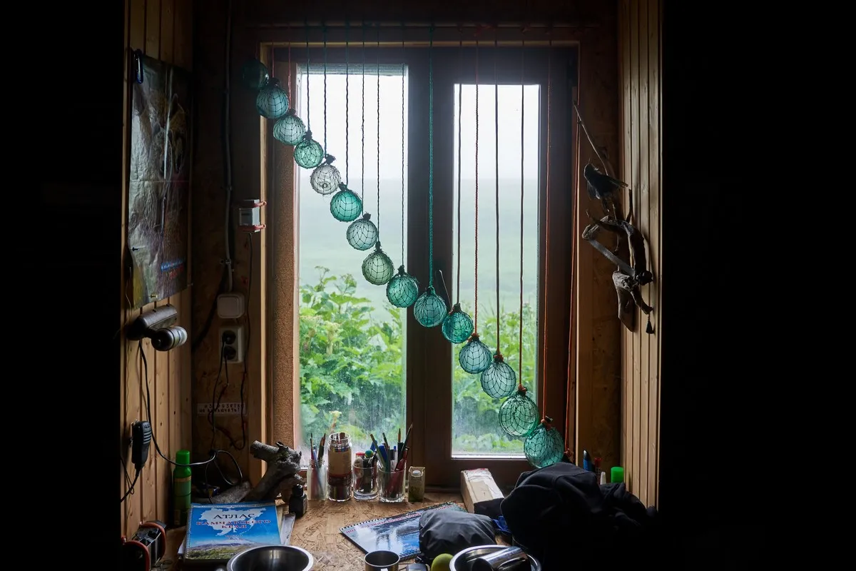 Gastfreundlicher Ranger in seiner Hütte in Kamtschatka