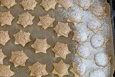 Gebackene Sternbusserln auf einem Kuchengitter zum Auskühlen