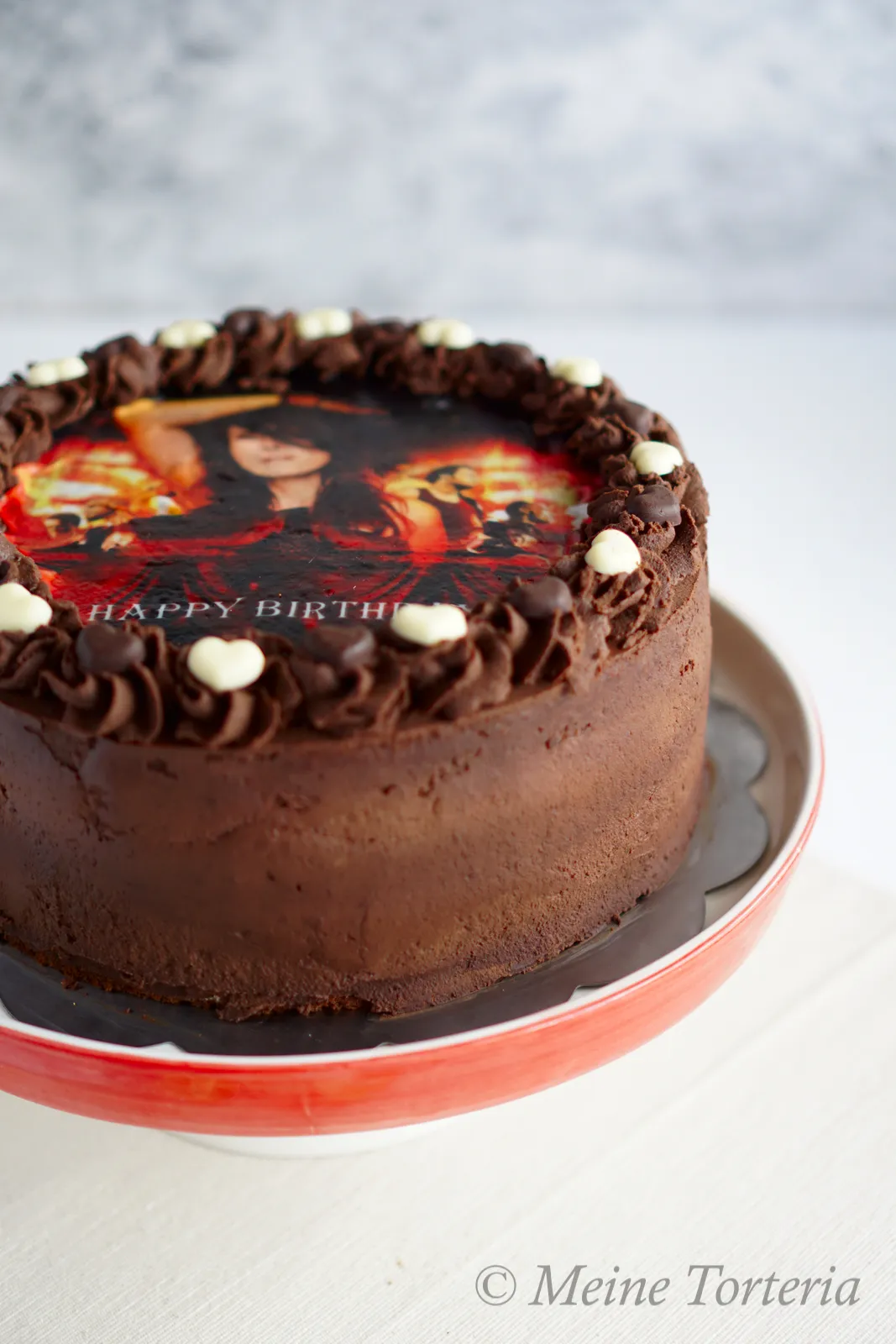 Geburtstagskuchen in Schichten mit cremiger Füllung