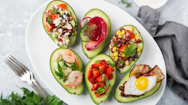 Gefüllte Avocado mit Beeren und Kräutern