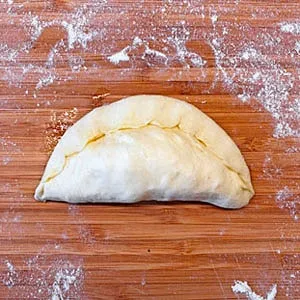 Gefüllte Pogaca vor dem Backen