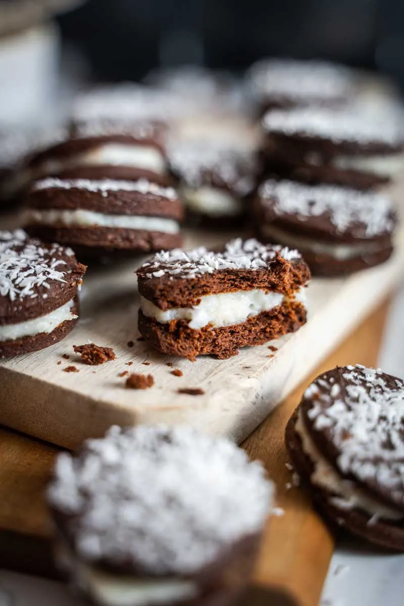 Gefüllte Schoko-Kokos-Plätzchen mit Zartbitterglasur, festlich dekoriert für die Weihnachtszeit