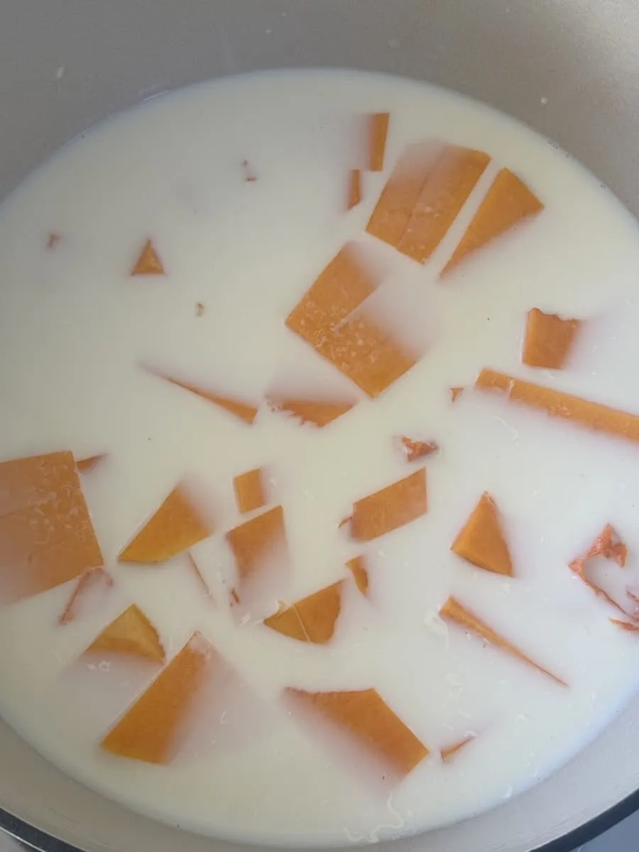 Gekochter Kürbis in der Sauce in einem Topf