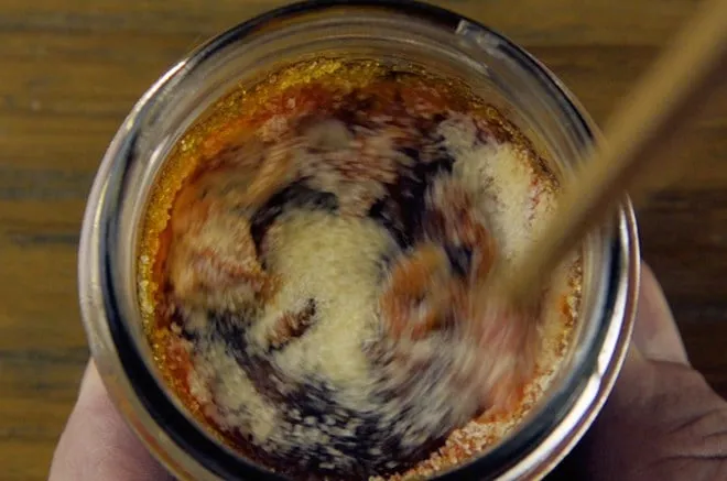 Gelatine wird in einem Glas im Wasserbad vorbereitet.