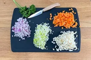 Gemüse und Zwiebeln fein würfeln für die Schwäbischen Linsen