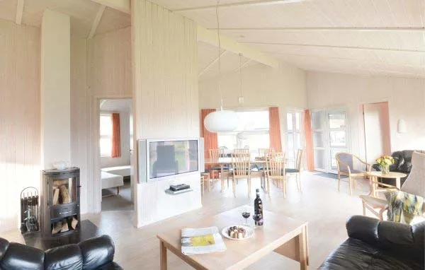 Gemütliches Wohnzimmer mit Kamin und viel Platz zum Entspannen