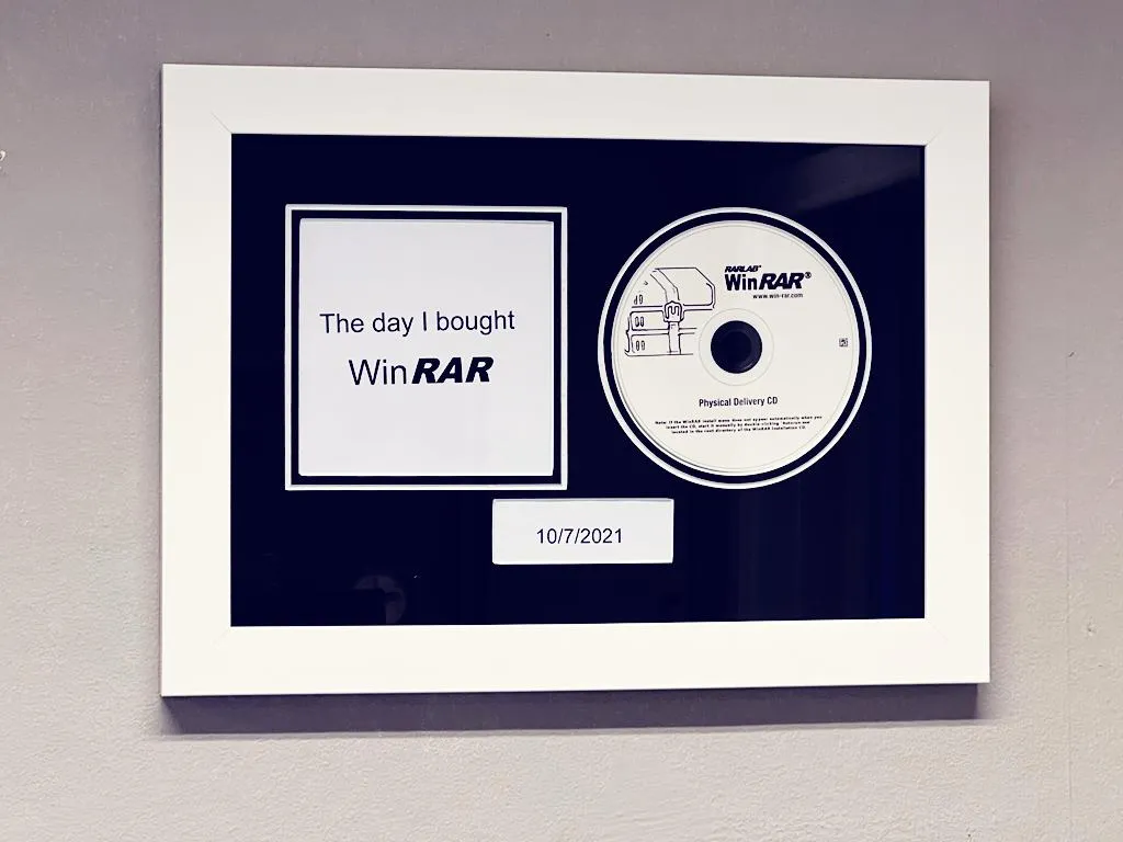 Gerahmte WinRAR Lizenz-CD als Sammlerstück und Dekoration im Büro