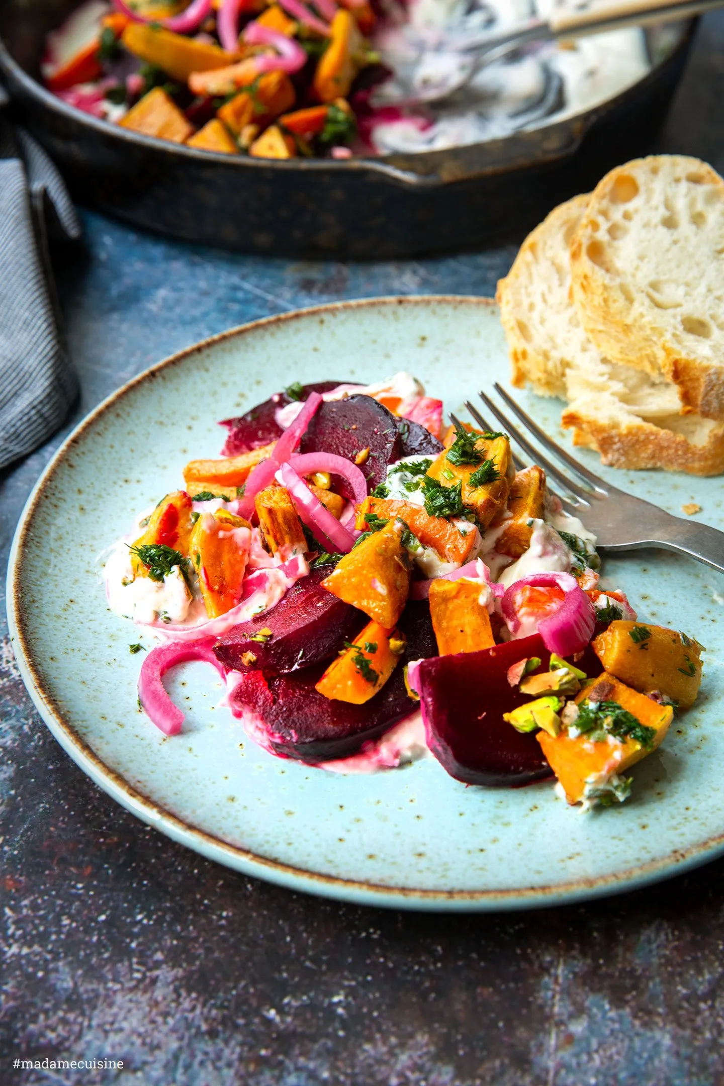 Geröstetes Wurzelgemüse und Meerrettich-Creme auf einem weißen Teller angerichtet