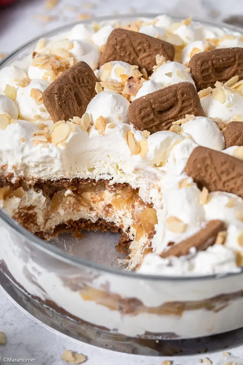 Geschichtetes Spekulatius Bratapfel Tiramisu von der Seite, bereit zum Durchziehen im Kühlschrank