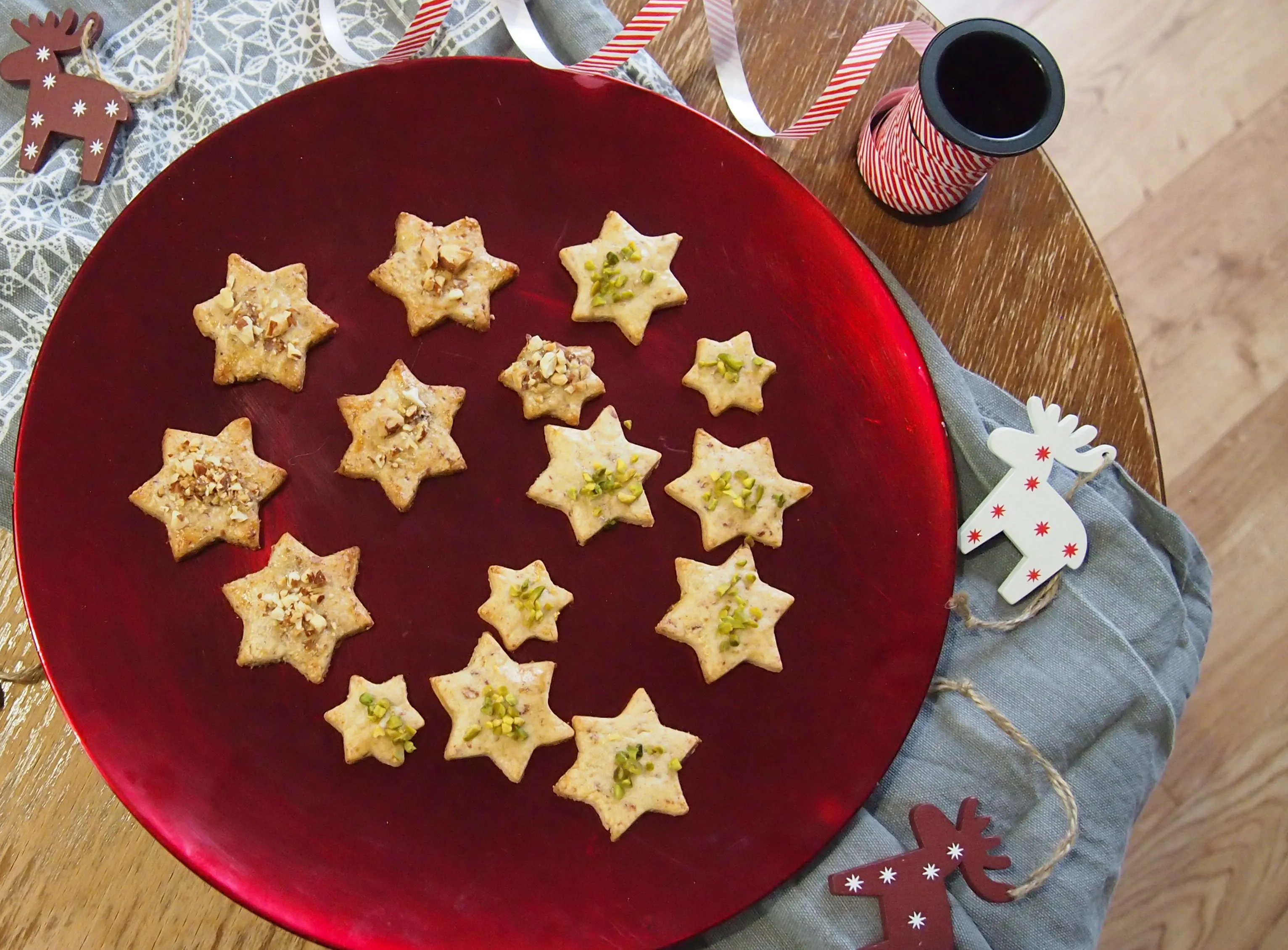 Geschmackvolle Ausstechplätzchen ohne raffinierten Zucker, veganisierbar