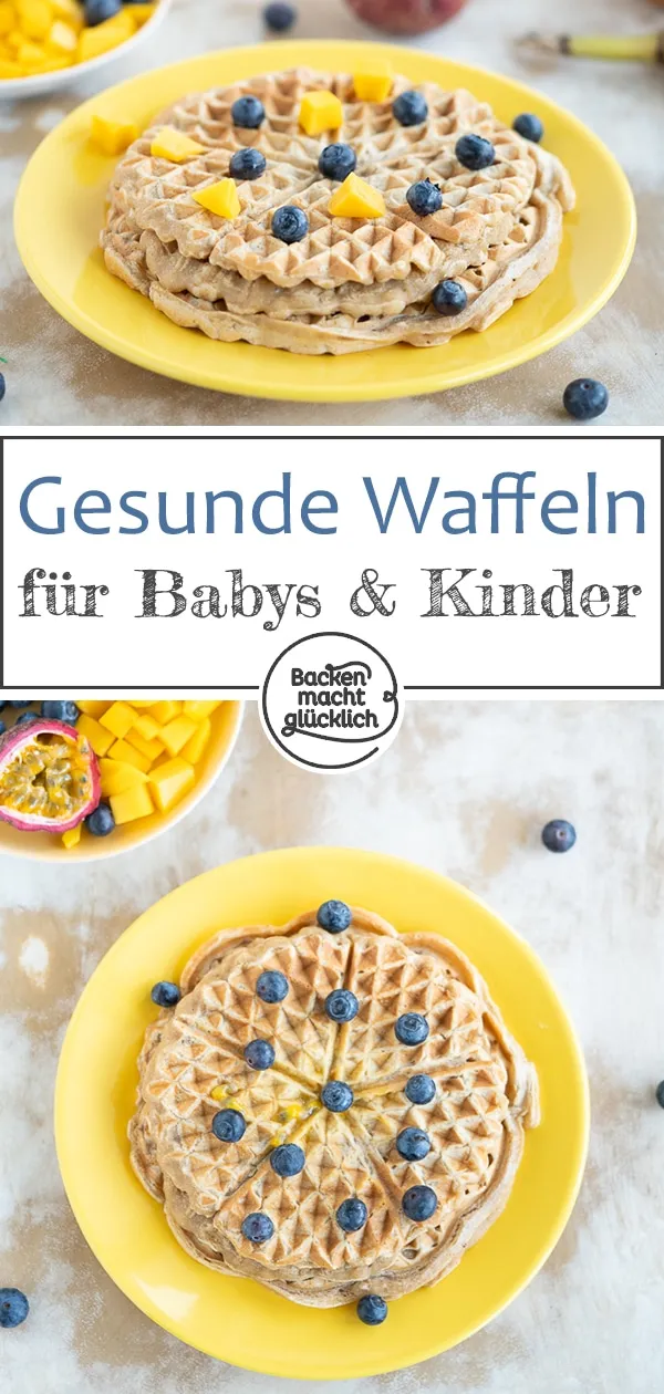Gesunde Bananen-Waffeln angerichtet mit Beeren und etwas Puderzuckerersatz