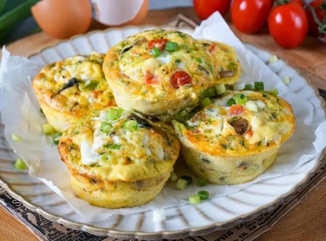 Gesunde Eiermuffins gefüllt mit frischem Gemüse, ideal für Kinder