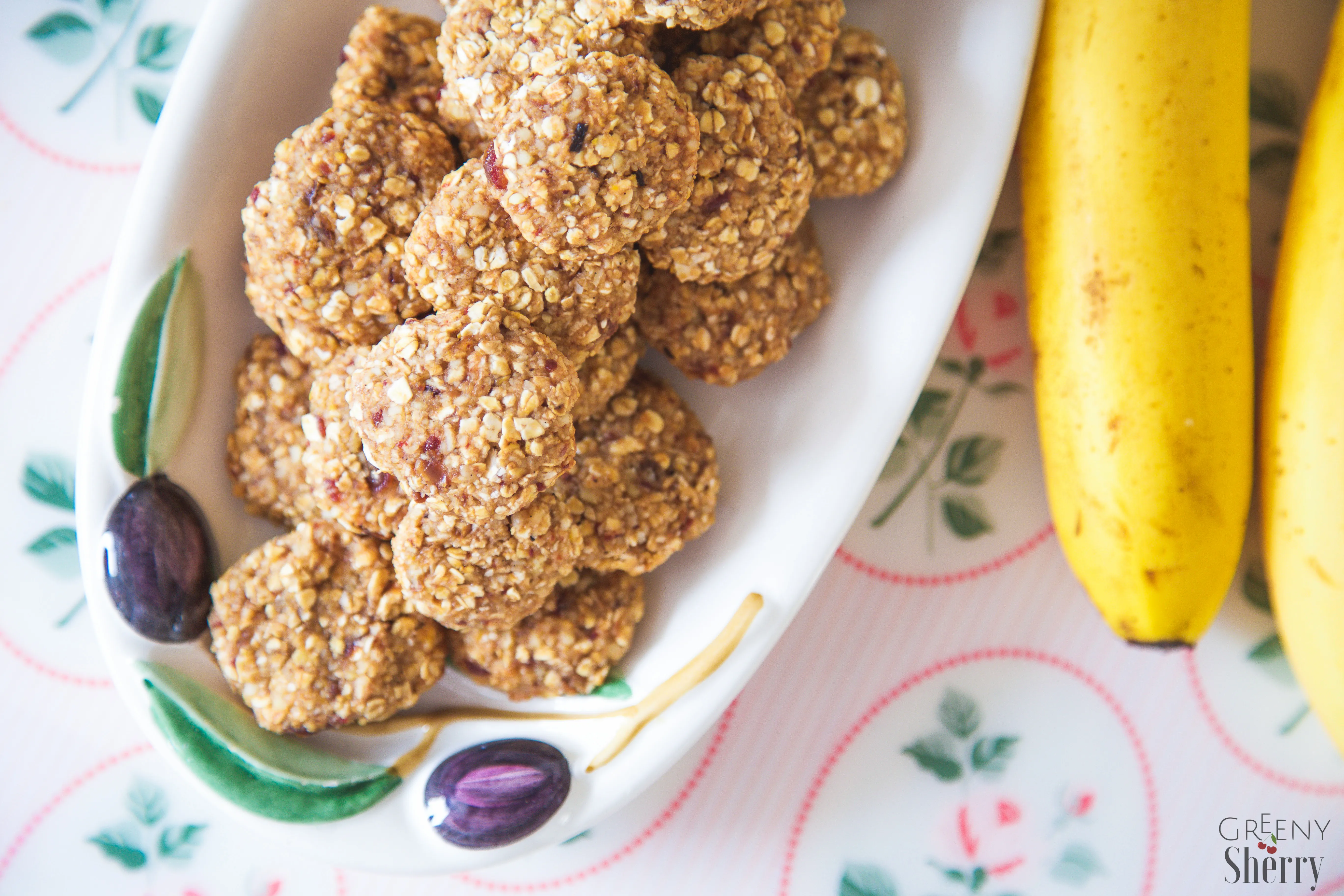 Gesunde Haferkekse, vegan und glutenfrei, auf einem Teller angerichtet.
