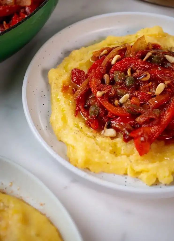 Gesunde Polenta mit Gemüse.