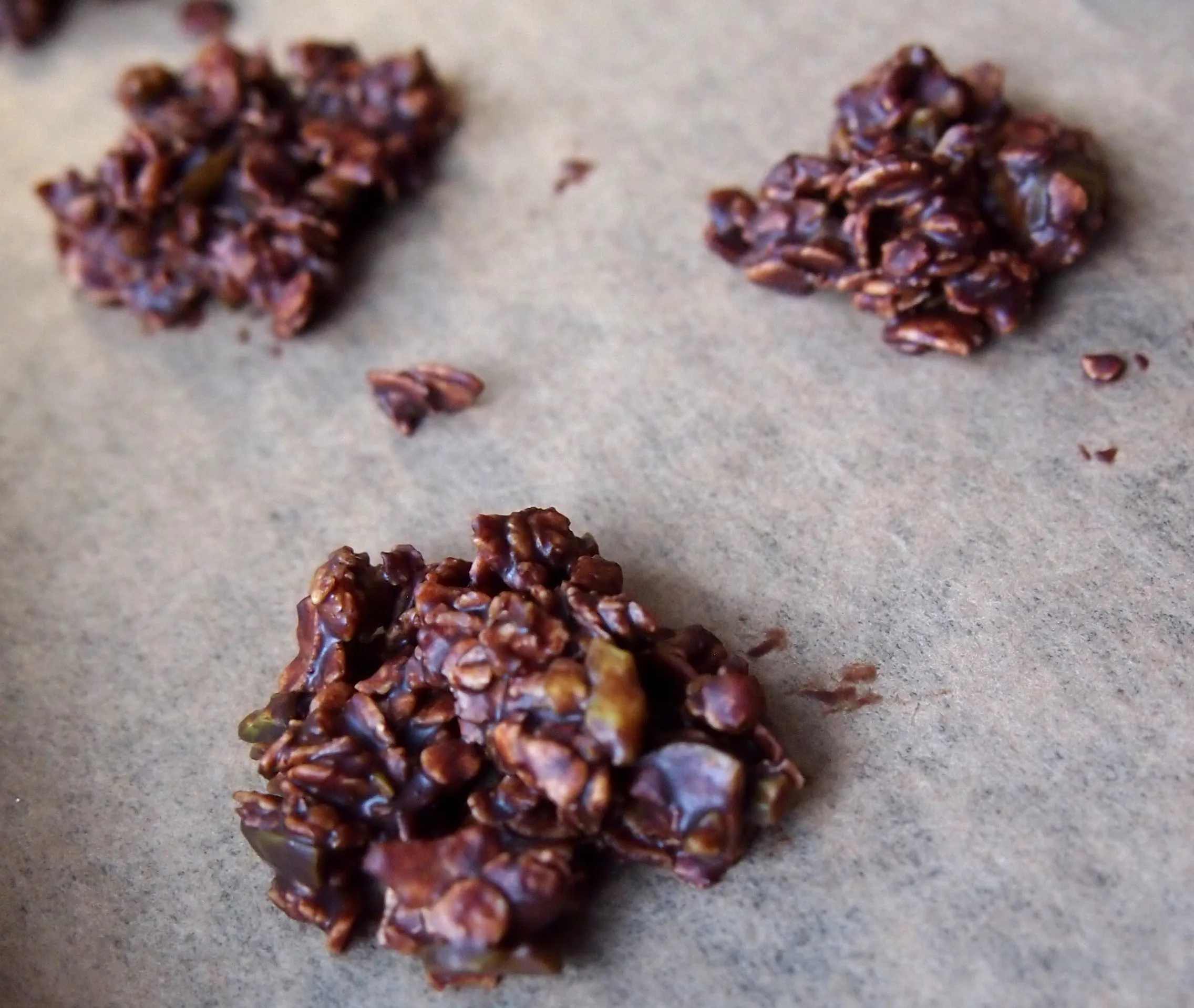 Gesunde Schokocrossies, vegan und zuckerfrei, aus wenigen Zutaten