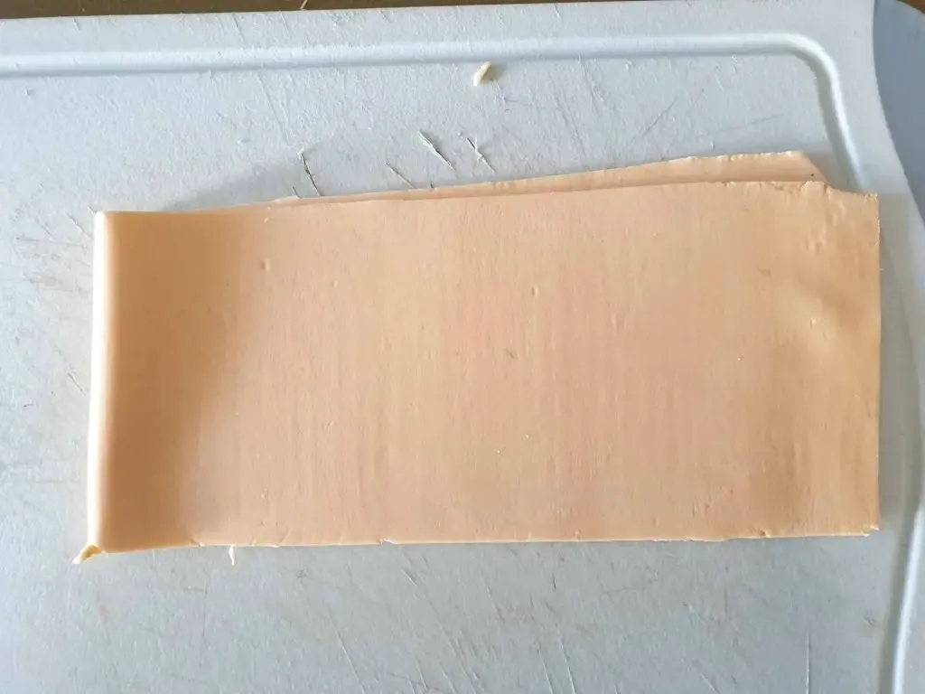 Glatter, homogener Nudelteig nach mehrmaligem Walzen durch die Maschine