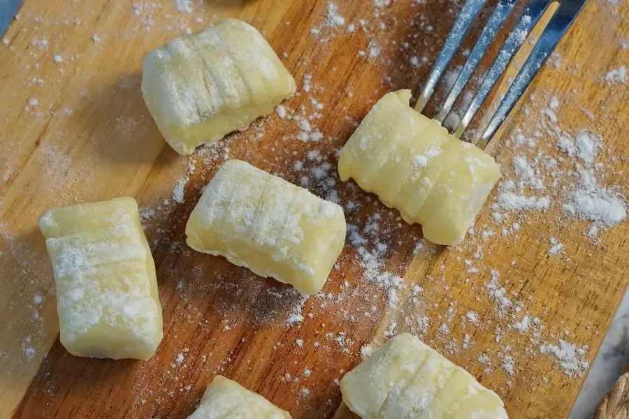 Gnocchi-Formung auf bemehlter Arbeitsfläche