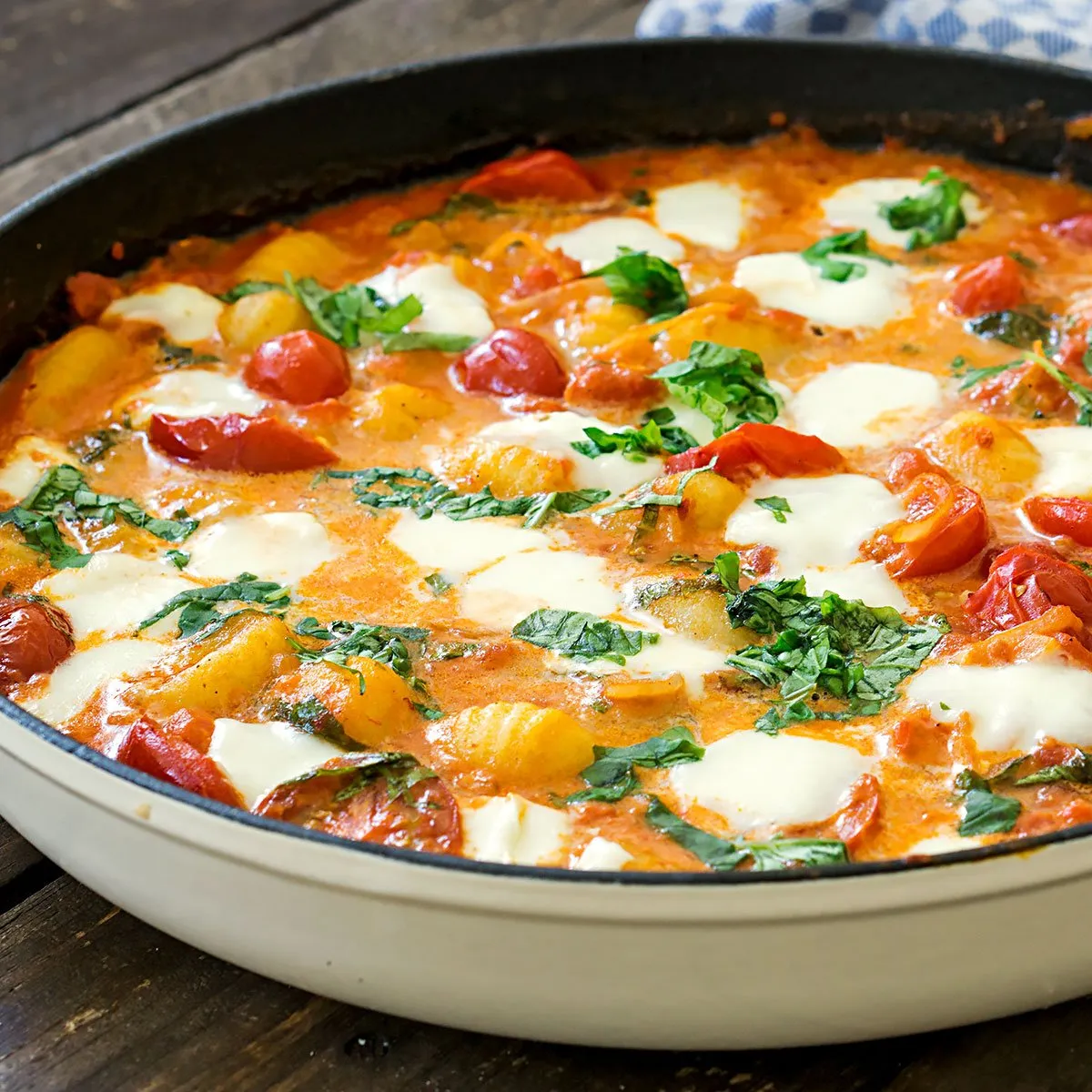 Gnocchi mit geschmolzenem Büffelmozzarella und frischem Basilikum