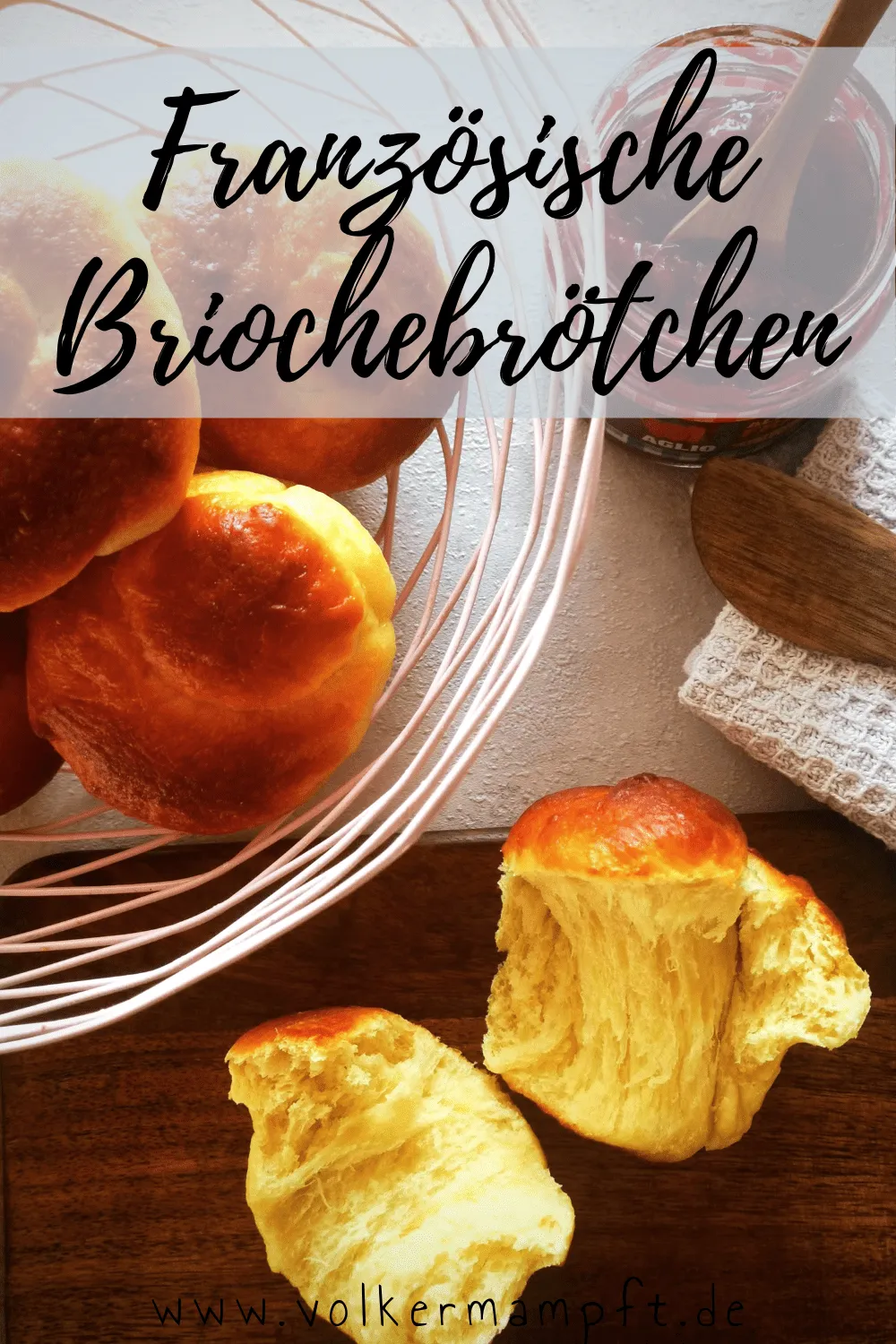 Goldbraun gebackene französische Brioche-Brötchen mit Sauerteig auf einem Backblech, bereit zum Genießen.