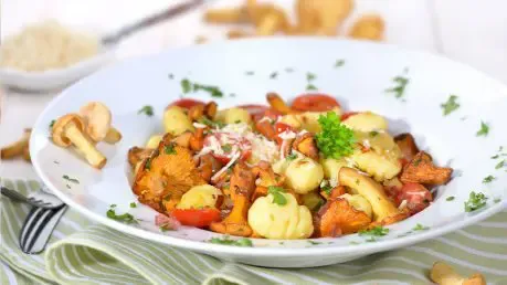 Goldbraune Gnocchi-Pfanne mit Pfifferlingen und frischen Kräutern
