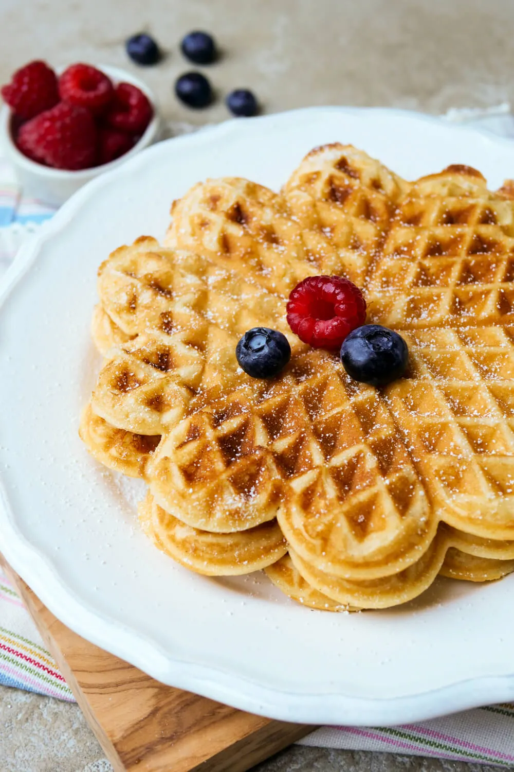 Goldbraune Waffeln mit frischen Beeren