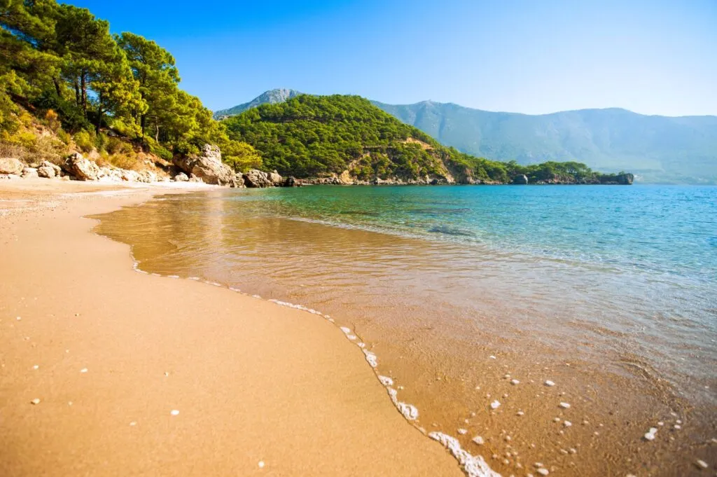 Goldener Strand an der türkischen Riviera mit Sonnenschirmen
