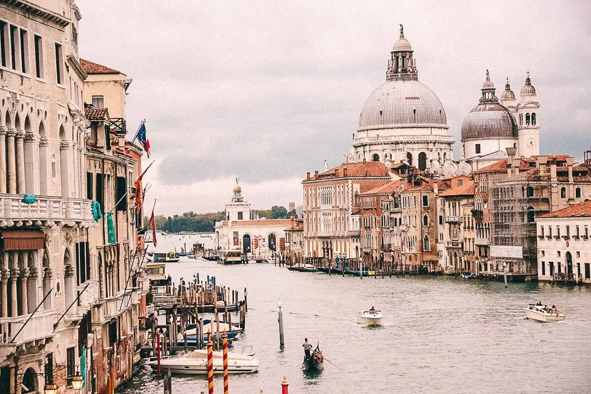 Gondeln auf dem Canal Grande in Venedig bei Sonnenuntergang